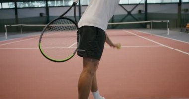 Tenis oynamak için tek antrenman, ağda raketle tenis topu fırlatmak.