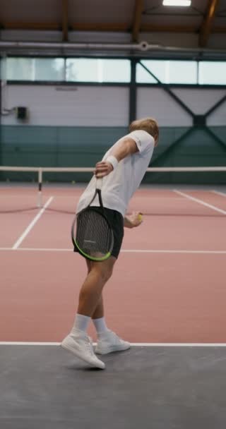Вертикальне відео тенісного тренування на критому тенісному корті — стокове відео