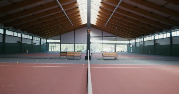Dva muži se pozdravují, třesou si rukama po síti a chystají se hrát tenis. — Stock video
