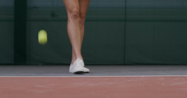Közelkép, lábak egy fiatal női teniszező fehér tornacipőben, játék közben — Stock videók