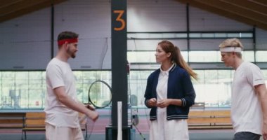 İki adam tenis oynamak üzere, hakem yazı tura atmaya başlıyor.