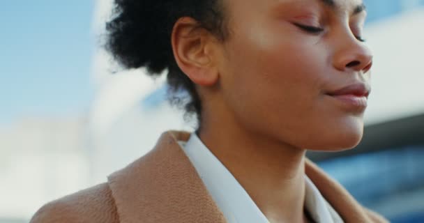 Une femme afro-américaine buvant du café dans une tasse jetable en plein air — Video