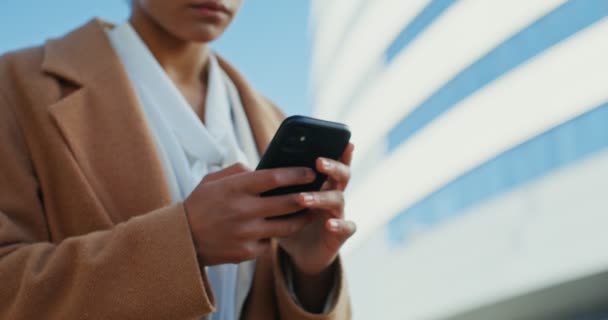 Afro-Américaine utilise un téléphone portable à l'extérieur — Video