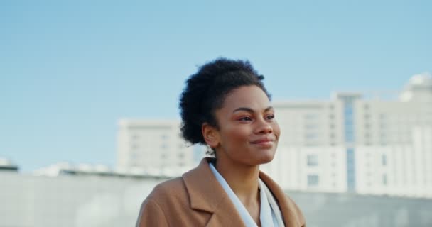 Une femme afro-américaine traverse le centre-ville et sourit — Video
