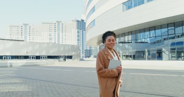 アフリカ系アメリカ人の女性がダウンタウンを歩いている — ストック動画