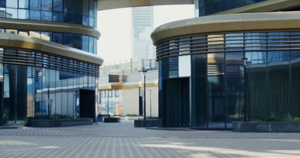 Moderní futuristické budovy v centru metropole — Stock video