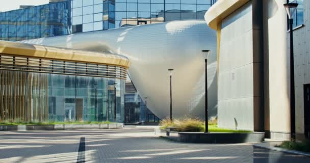 Nowoczesne futurystyczne budynki w centrum metropolii — Wideo stockowe