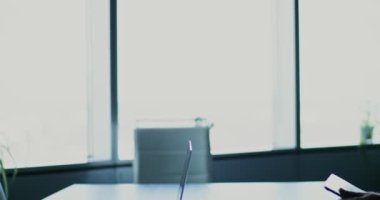 İş görüşmeleri bittikten sonra iki kişinin el sıkışması