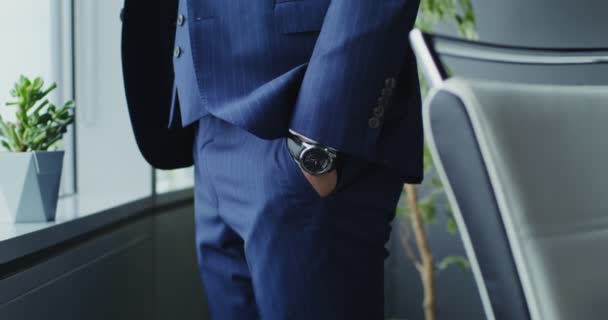 Seorang pria dalam setelan bisnis, menarik tangannya dari saku celananya close-up — Stok Video