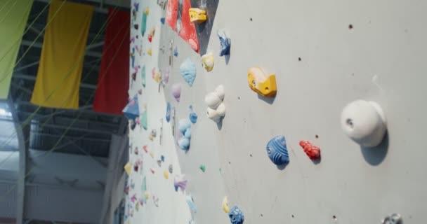 Atirar em uma parede de escalada close-ups sem pessoas — Vídeo de Stock