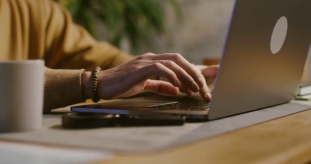 Avrupalı bir adam laptopta yazı yazıyor masa başında oturuyor, yakın plan. — Stok video