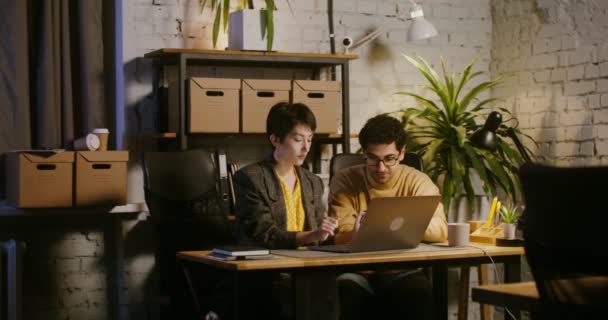 Ofisin tavanından laptopta çalışanlara dolar düşüyor. — Stok video