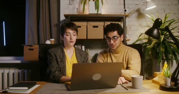 Dollaro bollette cadono dal soffitto in ufficio per le persone che lavorano presso un computer portatile — Video Stock