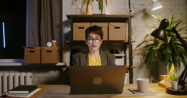 Joven mujer logra el éxito mientras trabaja en un ordenador portátil, comienza la lluvia dólar — Vídeos de Stock