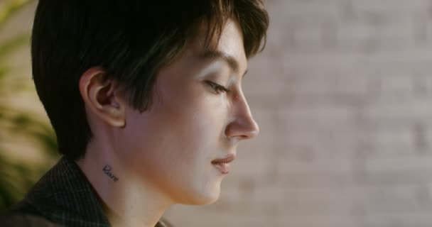 Primer plano de una cara de mujer desde el lado de su cuello un tatuaje raro — Vídeos de Stock