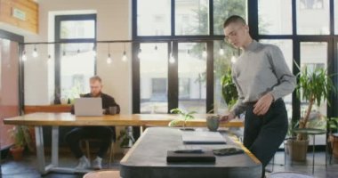 Şehir merkezinde ortak çalışma alanı, yaratıcı insanlar için uzak çalışma alanı