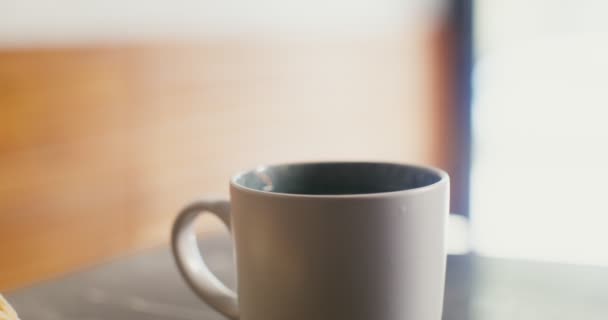 Duży biały kubek z parującą gorącą kawą, widoczna para wodna — Wideo stockowe