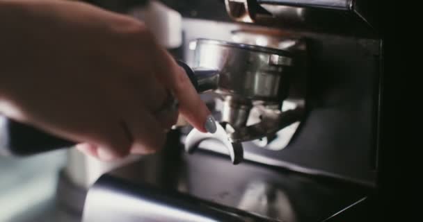 Φρεσκοαλεσμένος καφές χύνεται από ένα μύλο καφέ σε ένα δοχείο — Αρχείο Βίντεο