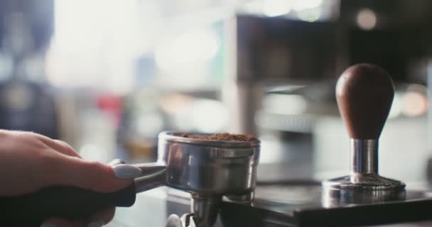 Het drukken van vers gemalen koffie voordat het naar professionele koffiezetapparaat — Stockvideo