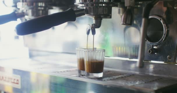 Профессиональный кофеварка наливает две чашки кофе сразу — стоковое видео