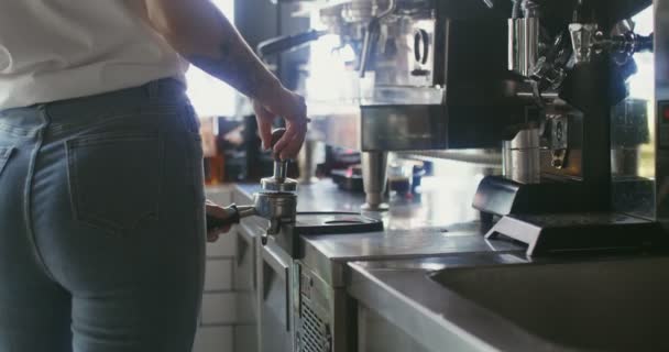 Pressionando café moído na hora antes de enviá-lo para a máquina de café profissional — Vídeo de Stock