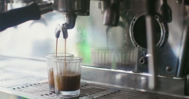 Una macchina da caffè professionale versa due tazze di caffè alla volta — Video Stock