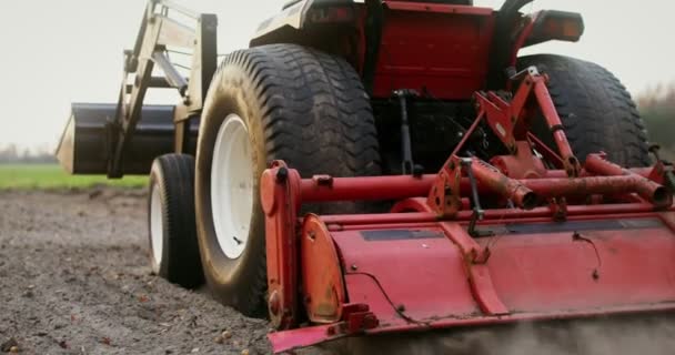 Närbild av en traktor med plog på en höstdag — Stockvideo