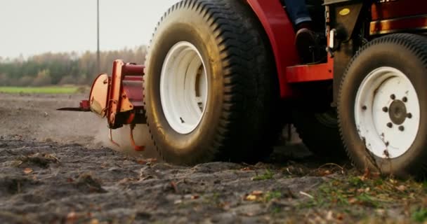 Detailní záběr traktoru s pluhem orajícím pole na podzimní den — Stock video