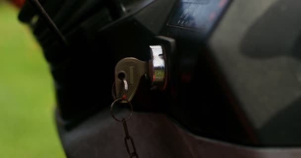 Un homme entre dans le tracteur et tourne la clé dans le contact, gros plan de la clé — Video