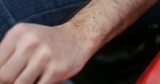 Közelkép egy férfi kézről, aki egy modern mezőgazdasági gép sebességváltóját mozgatja — Stock videók