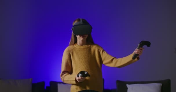 仮想現実のメガネの女の子は、手の動きを作る、オンラインゲームをプレイ — ストック動画