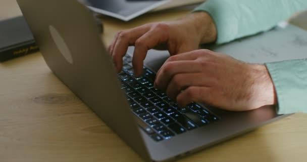 年轻的白皙男子正在笔记本电脑上打字，而男性则紧握着手 — 图库视频影像