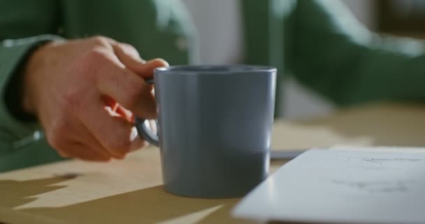 일하는 동안 커피 휴게실에서 잔을 클로즈업하고 신원 미상의 사람 — 비디오