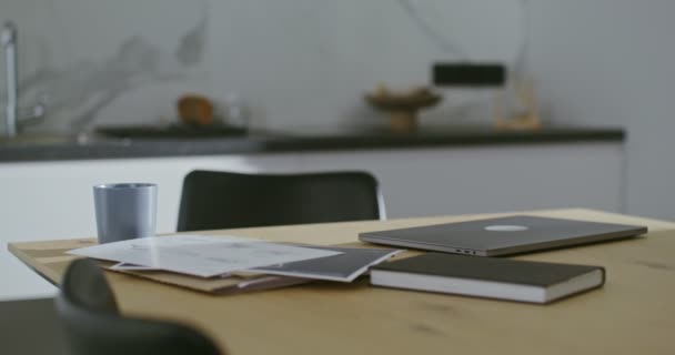 Bureau d'architectes équipé pour le travail à distance dans la cuisine, pas de personnes dans la vidéo — Video