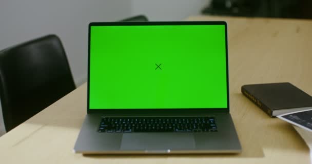 建筑师桌面上有一个绿色屏幕的开放笔记本电脑 — 图库视频影像