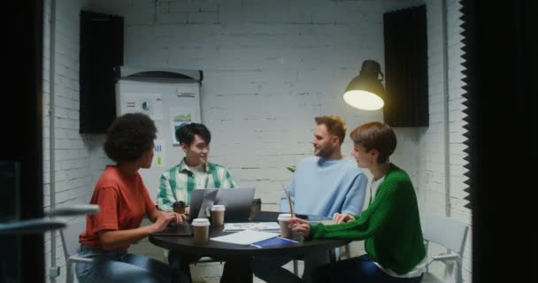 A group of people are talking discussing the creation of a new business — Vídeo de Stock