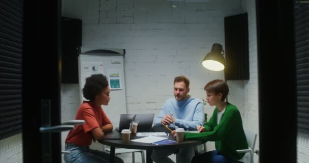 A group of people are talking discussing the creation of a new business — Stock Video