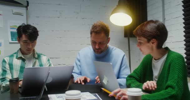 Μια ομάδα ανθρώπων συζητούν για τη δημιουργία μιας νέας επιχείρησης. — Αρχείο Βίντεο