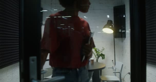 A young woman walks into office of her boss and prepares to show him her project — Vídeo de Stock