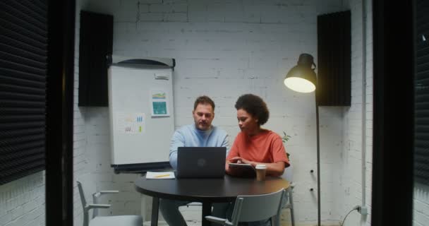 Jovens empresários trabalham em uma sala de reuniões usando a moderna tecnologia sem fio — Vídeo de Stock