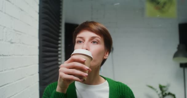 A fiatal nő azzal foglalkozik, hogy üvegtáblát használva egyedül dolgozik az irodában. — Stock videók