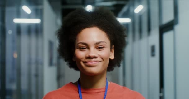 Junge Frau mit afroamerikanischem Aussehen lächelt in die Kamera — Stockvideo