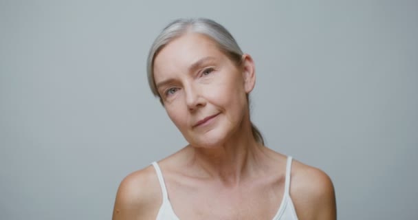 Un mannequin senior sans maquillage posant en regardant la caméra — Video