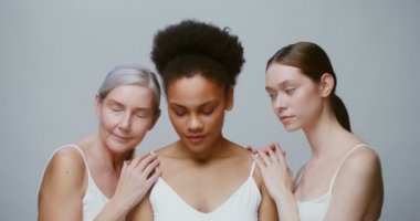 Büyük yaş farkları olan beyaz modeller Afro-Amerikalı kadınların yanında duruyor.