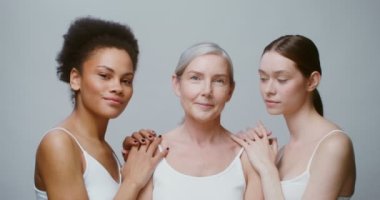 Büyük yaş farkları olan beyaz modeller Afro-Amerikalı kadınların yanında duruyor.