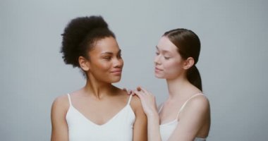 Afro-Amerikalı bir kadın ve Avrupa görünümlü makyajsız bir kadın.