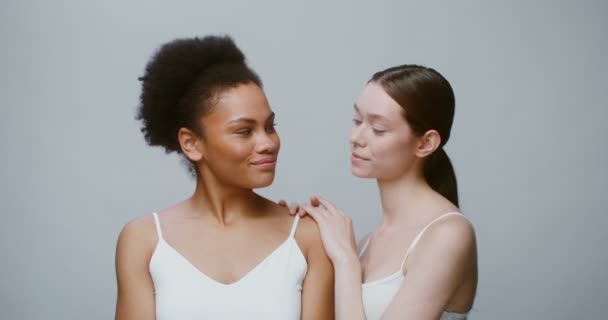 Une femme afro-américaine et une femme d'apparence européenne sans maquillage — Video