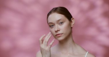 Kafkas modeli burnunun ucuna nemlendirici sürüyor ve gülüyor.