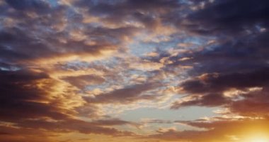 Kalın bulutlarla kaplı gökyüzü yükselen güneşin parlak ışığıyla aydınlandı.