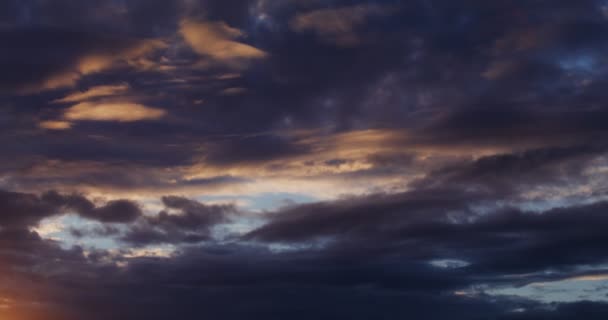 Bewölkter Himmel bei Sonnenuntergang. Rosafarbene Reflexe auf den Wolken, die über den Himmel schweben — Stockvideo